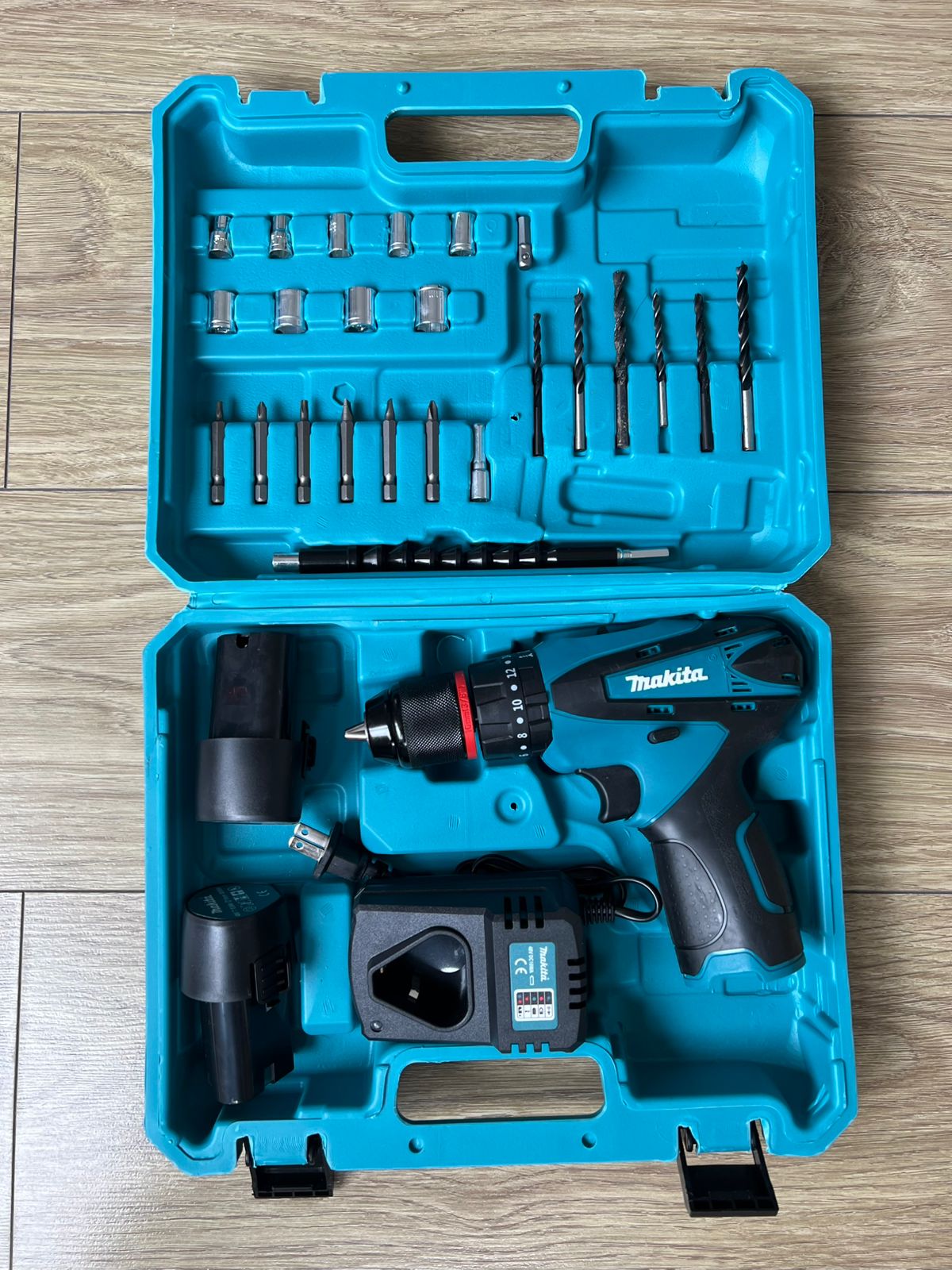RACHER 40 PIEZAS + TALADRO 48 MAKITA